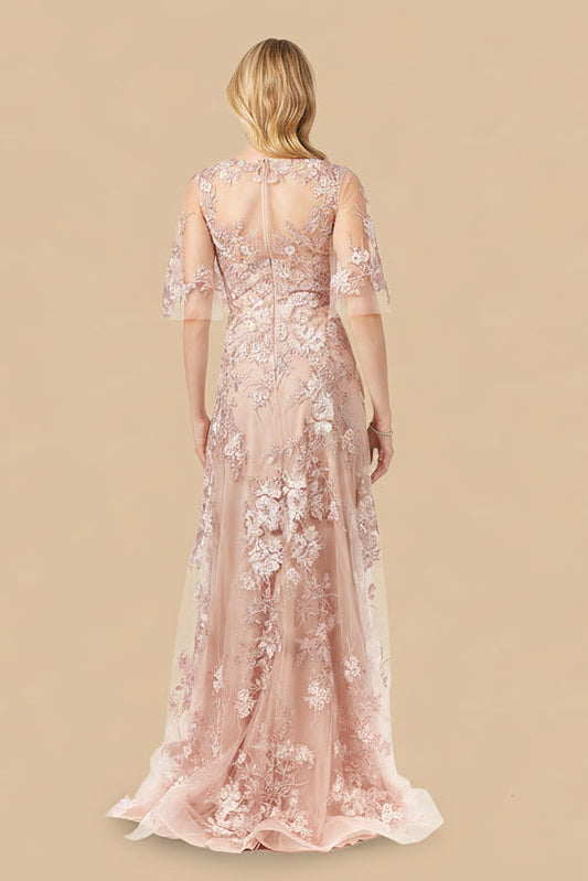 Vestido de encaje con mangas tipo capa y diseño modesto
