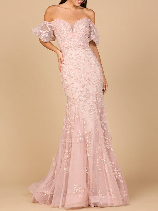 Vestido de encaje corte sirena con hombros descubiertos