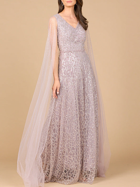 Vestido de encaje con pedrería y mangas tipo capa