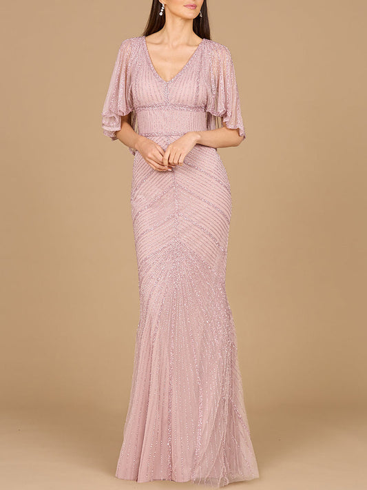 Vestido largo con mangas de capa y cuentas
