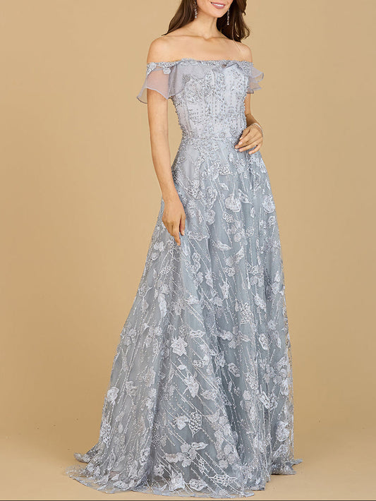 Vestido de encaje con hombros descubiertos y mangas con volantes
