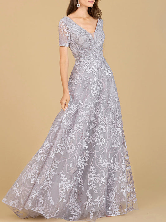 Vestido de encaje en línea A con escote en V y manga corta